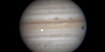 В Юпитер врезался космический объект. Вспышку было видно в телескоп с Земли