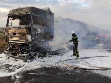 На Николаевщине посреди трассы сгорела фура с подсолнечным маслом