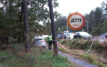 В Киеве авто насмерть сбило девушку на остановке