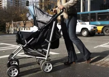 Опасный тротуар: в Одессе перевернулась коляска с малышом