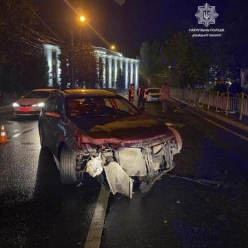 В Мариуполе 31-летний водитель влетел в ограждение Театрального сквера, - ФОТО