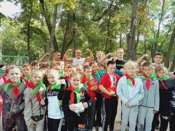 В Кривом Роге мастистые спортсмены - борцы провели зарядку с детьми в рамках проекта «активные парки»