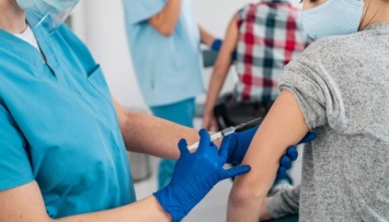 В Британии начали предлагать COVID-вакцинацию подросткам
