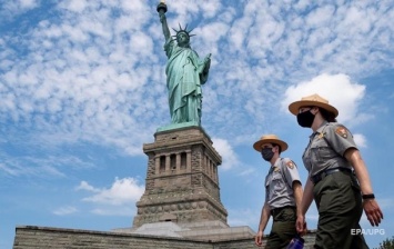 США с ноября откроют границы для полностью привитых туристов