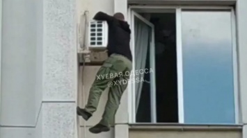 Требовал отставки губернатора: в Одессе переселенец висел на кондиционере 3-го этажа (ВИДЕО)