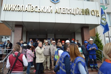 В Николаеве у суда конфликтовали работники НГЗ и активисты "Стоп шлама" (ФОТО и ВИДЕО)