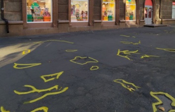 Если власти так не видят: в Николаеве обвели желтой краской ямы на тротуаре (ВИДЕО и ФОТО)