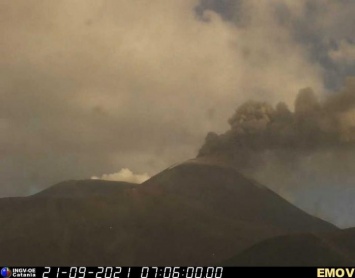 Вулкан Этна разразился столпом пепла (ФОТО, ВИДЕО)