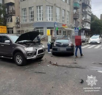 В центре Харькова водитель «Renault» нарушил ПДД и устроил тройную аварию, - ФОТО