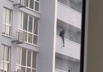 Выбирала высоту: на Позняках 17-летняя девушка трижды пыталась спрыгнуть с балкона