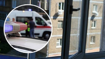 В Кривом Роге девушка выпала из окна 6-го этажа на БМВ