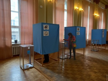 В одесском университете связи начались выборы ректора: в кабинках для голосования ищут «жучки», двое претендентов сняли кандидатуры