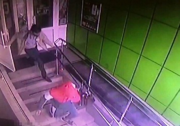 Хотел завершить начатое: в Киеве парень вернулся в магазин после попытки его ограбить