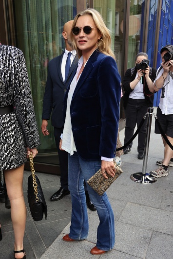 Образ дня: Кейт Мосс в джинсах bootcut