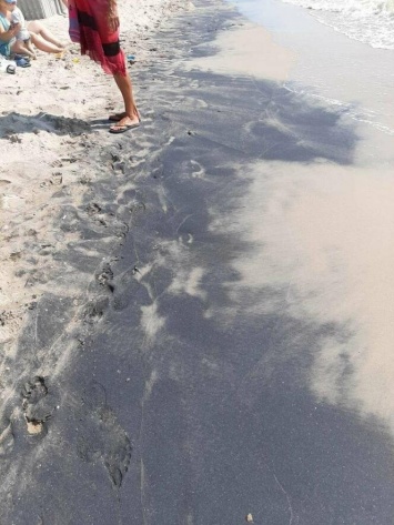 В Мариуполе на побережье стало меньше "черных песков"