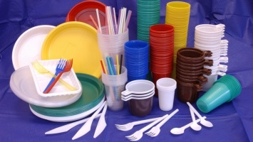 В Украине хотят запретить ватные палочки, пластиковую посуду и «мешалки» для кофе: законопроект