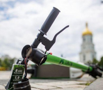 В Киеве начинающий блогер-неудачник разбил арендованный электросамокат
