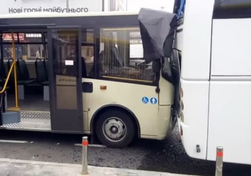 Газ вместо тормоза: на Петровке маршрутка врезалась в автобус