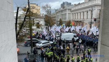 Возле Рады произошли столкновения между митингующими движения SaveФОП и правоохранителями