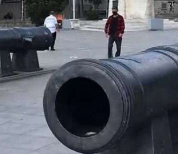 Хотел сделать фото: в Стамбуле с помощью масла достали мужчину, который застрял в пушке