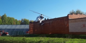 В Ижевске вертолет медицины катастроф с пациентом на борту "промахнулся" мимо площадки и рухнул на здание