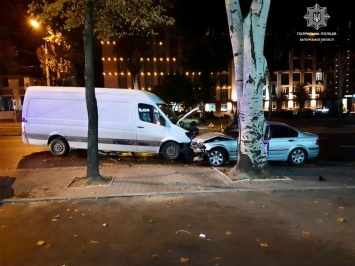 В центре Запорожья водитель BMW снес ситилайт и врезался в микроавтобус - фото