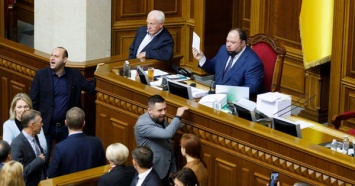 В Раде зарегистрировали десять постановлений об отмене голосования за закон об олигархах