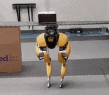 Двуногий робот Cassie научился проходить под низкимм препятствиями