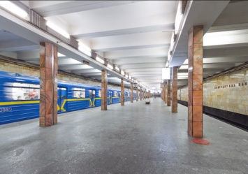 На станции "Контрактовая площадь" уничтожают аутентичную плитку: ее заменят обычной