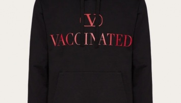 Бренд Valentino представил худи в поддержку вакцинации