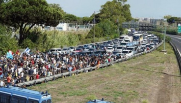 Сотни работников Alitalia заблокировали шоссе к главному аэропорту Рима - бастуют