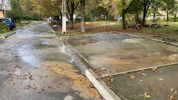 Водопад посреди города: в Кривом Роге несколько часов улицу заливает водой