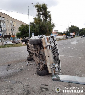 В городе Запорожской области от удара автомобиль лег на бок - фото