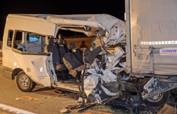 В Венгрии микроавтобус на скорости врезался в грузовик: среди погибших есть украинцы