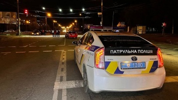 В Кривом Роге возле гостиницы "Киев" мотоцикл столкнулся с ВАЗ и Alfa Romeo: пострадал мужчина