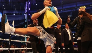 После победы над Джошуа, Усик заплясал гопак с флагом Украины в руках