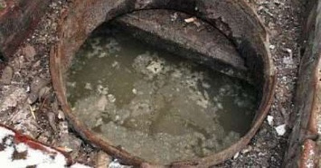 Под Харьковом в выгребной яме обнаружено тело женщины