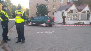 В Луцке автомобиль влетел в остановку с пассажиром (фото)