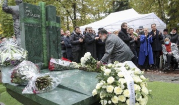 Друзья, близкие и поклонники пришли на могилу Табакова - там наконец появился памятник