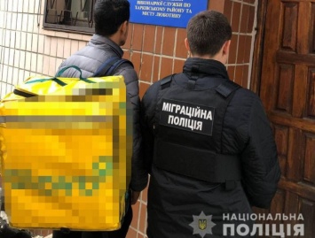 В Харькове задержали нелегалов, которые работали в популярных службах доставки