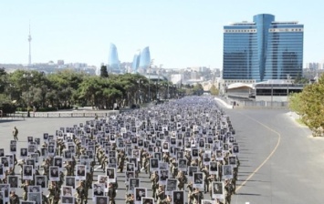 В Баку прошло шествие военных в честь шехидов