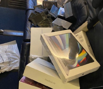 Стюардессы-контрабандистки: украинские бортпроводники перевозили iPhone и MacBook в пакетах с едой и мусором