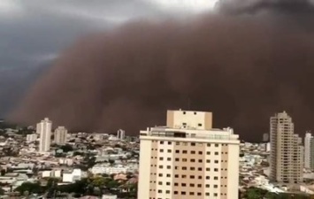 В Бразилии песчаная буря накрыла город