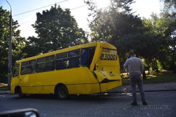 В центре Запорожья тягач врезался в автобус - образовалась пробка