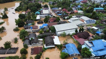 Масштабные наводнения в "погрузили" Таиланд под воду (фото)