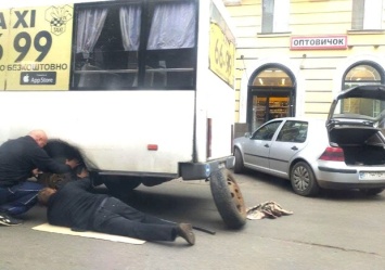 Приехали: на Сенной у маршрутки на ходу отпало колесо