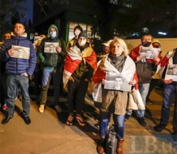 В Киеве почтили память беларуса, убитого силовиками в Минске во время штурма квартиры. Фото