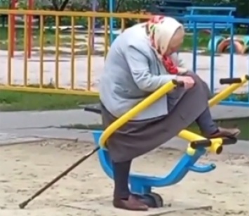В Киеве бабушка на тренажере восхитила соцсети