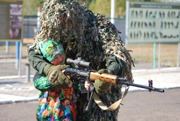 Гвардейцы николаевского полка показали школьникам технику, оружие и служебных собак (ФОТО)