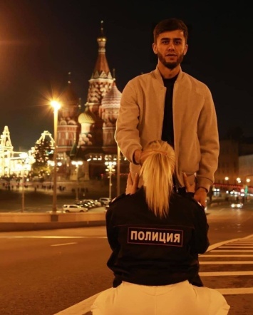 Суд выдворил из России блогера, имитировавшего секс у собора у Кремля